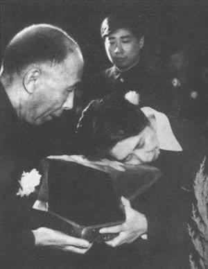 中共中央為劉少奇舉行國葬和追悼會(huì)