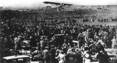 查爾斯·林白獨(dú)自飛過大西洋