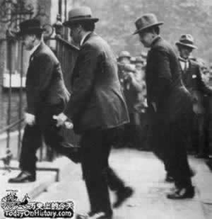 英國軍隊撤出，愛爾蘭26個郡成立“自由邦”